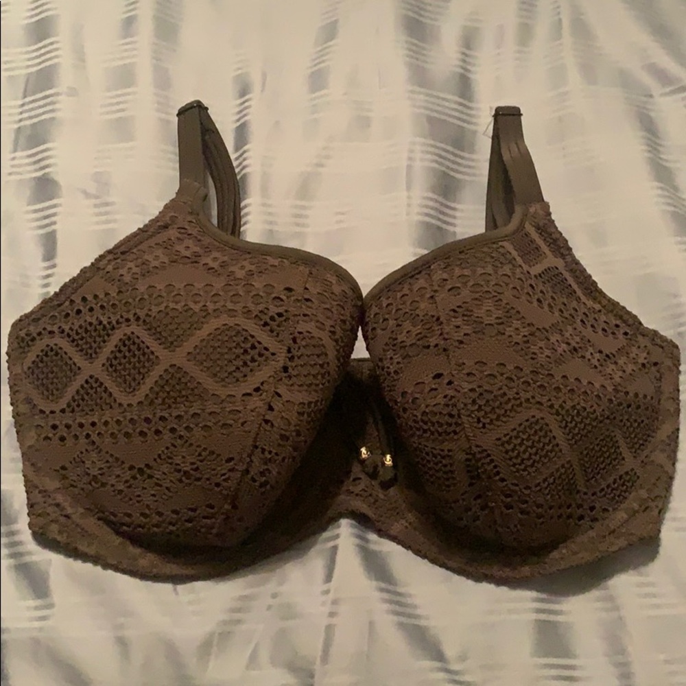 34H swim top NWOT